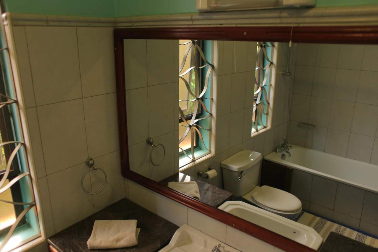 Bluemonkey Guesthouse Entebbe Zewnętrze zdjęcie