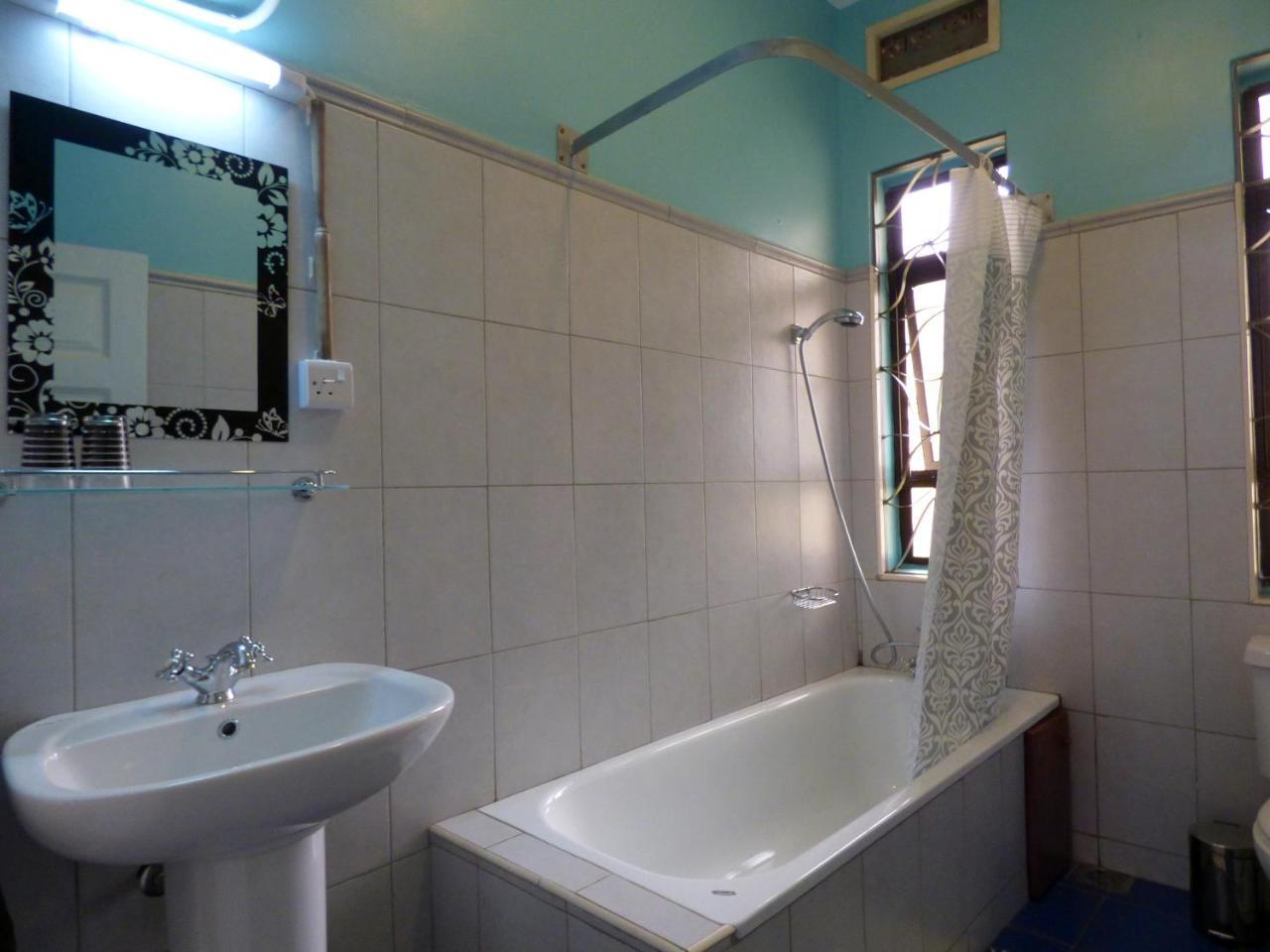 Bluemonkey Guesthouse Entebbe Zewnętrze zdjęcie